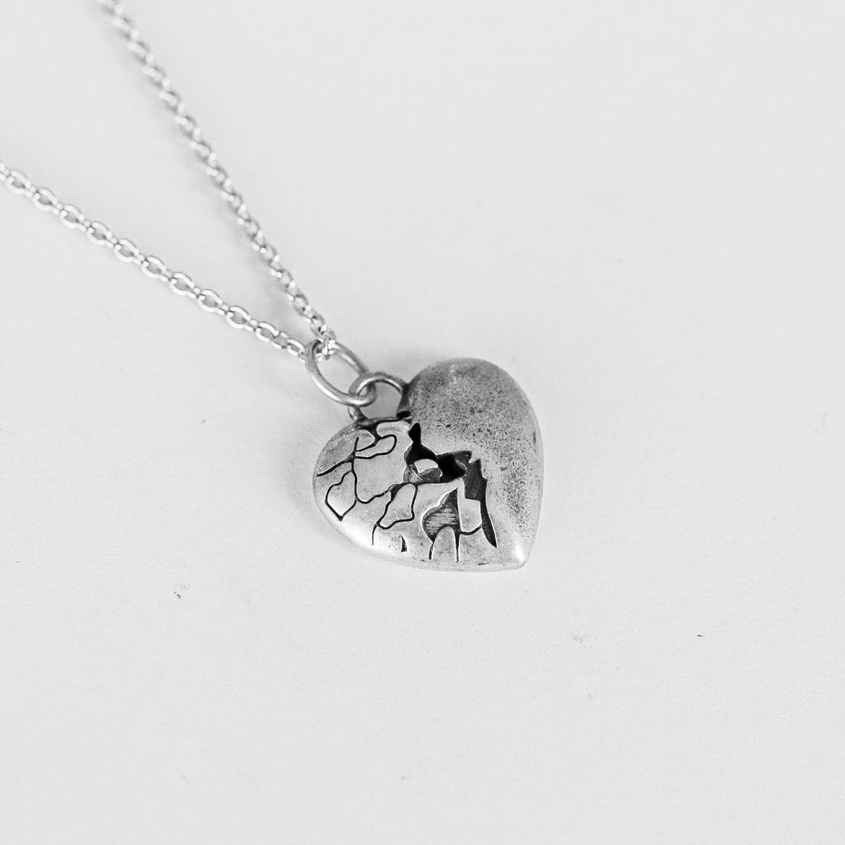 Colgante Heart Broken de plata 925 BOASI, detalle