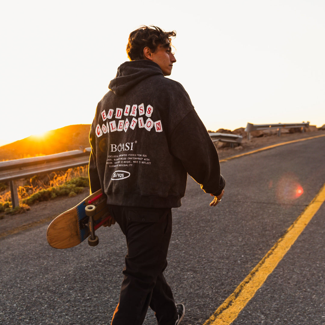 Endless Hoodie BOASI puesto por modelo con skate, vista trasera
